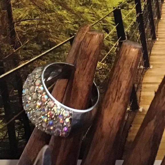 Beautiful crystal ring shines with colors of the rainbow - Picture 3 of 8